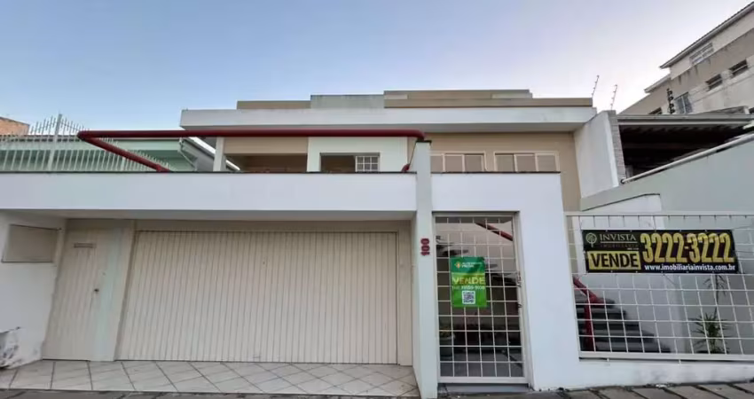 À venda | 417 m², viabilidade residencial e comercial, 4 quartos, edícula e 4 vagas - estreto, em florianópolis.