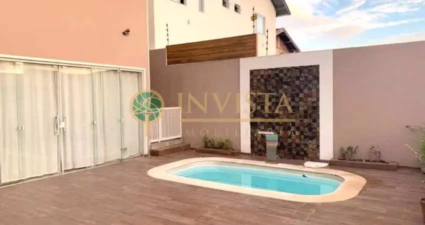 Casa com 214m² privativos, piscina, 3 quartos e 4 vagas de garagem.