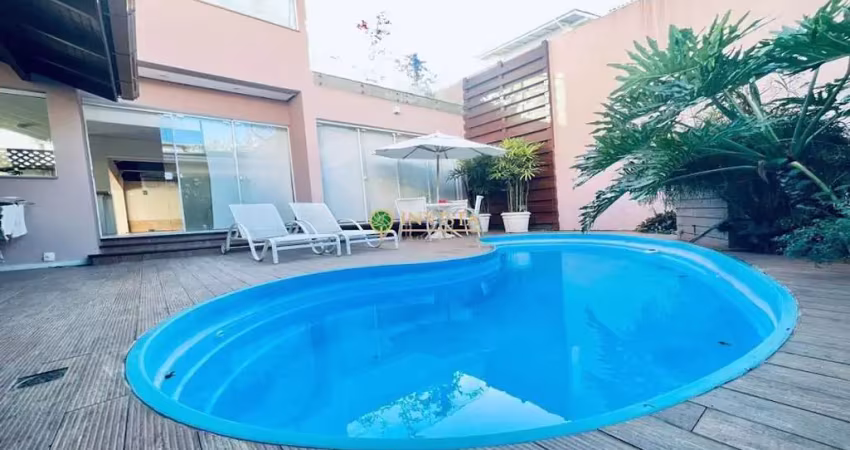 À venda no joão paulo! casa com 4 suítes, piscina e 3 vagas de garagem.