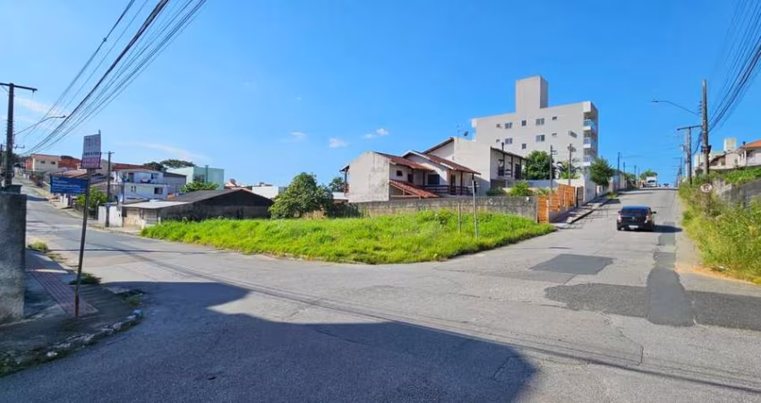 Terreno de esquina pronto para construir, localizado no bairro Serraria -  À venda em São José