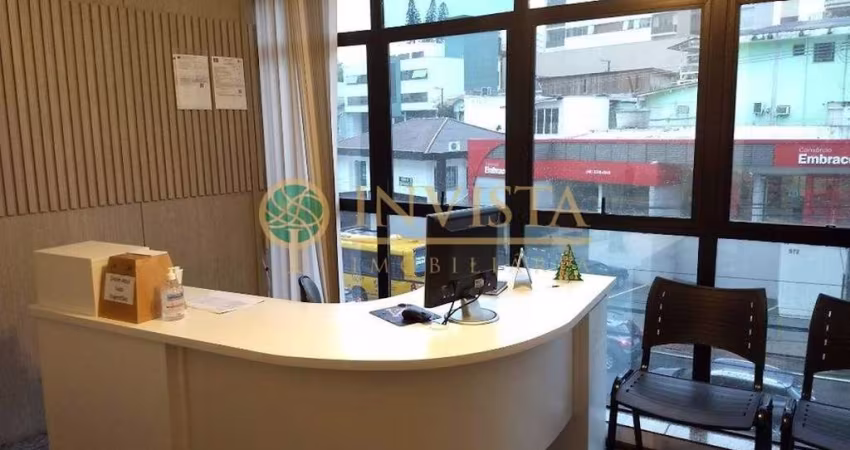Sala à venda com 111m² no Centro de Florianópolis.