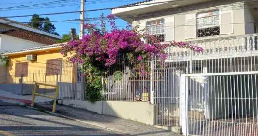 No centro de florianópolis, com 4 quartos, 1 suíte com hidromassagem e garagem coberta