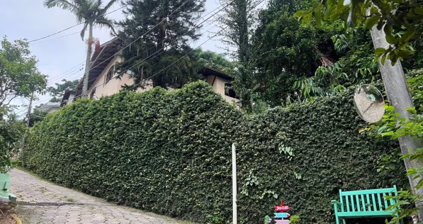 Vista deslumbrante para a Beira Mar Sul, com 4 quartos sendo 2 suítes e 2 vagas no Saco dos Limões.