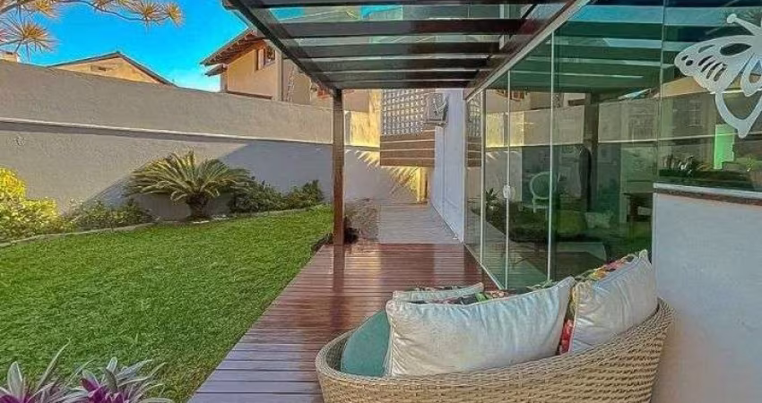 À venda | 300 m², área gourmet, 3 quartos e 4 vagas – Próxima à Praia do Bom Abrigo, em Florianópolis.