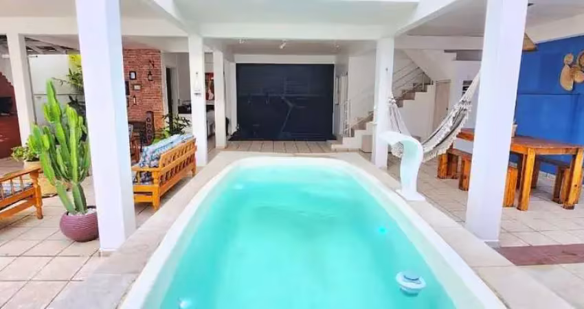 2 casas, espaço lazer com piscina e 4 vagas no estreito.