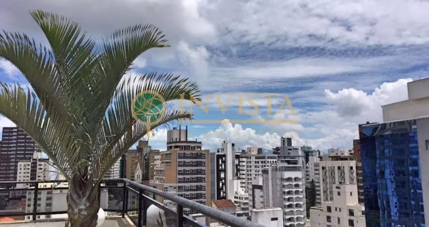 Triplex de 200m², 2 suítes, terraço com churrasqueira e vista parcial Mar - Á venda no Centro de Florianópolis