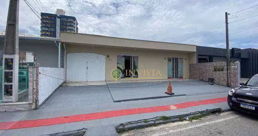 Casa com viabilidade comercial e residencial com 3 quartos, edícula com churrasqueira e 5 vagas em são josé.