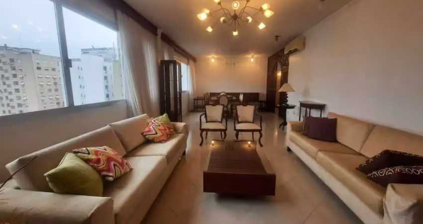 Andar alto, mobiliado com 4 quartos e 2 vagas para locação no Centro de Florianópolis.