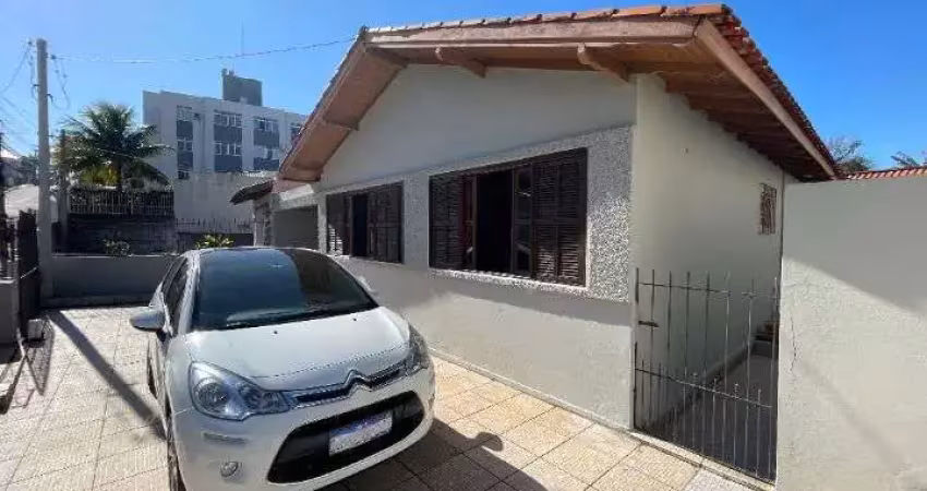 À venda | 230 m² construídos, 2 quartos, edícula e 3 vagas de garagem - estreito, em florianópolis.