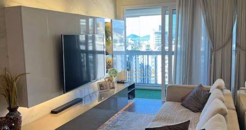 Semi mobiliado com vista parcial mar e 2 quartos à venda no Centro de Florianópolis.