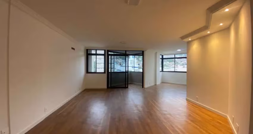 À venda | 156 m², 3 suítes, sacada, 2 vagas de garagem - centro, em florianópolis.