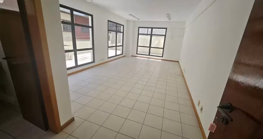 Sala comercial com 1 vaga à venda no centro de florianópolis.