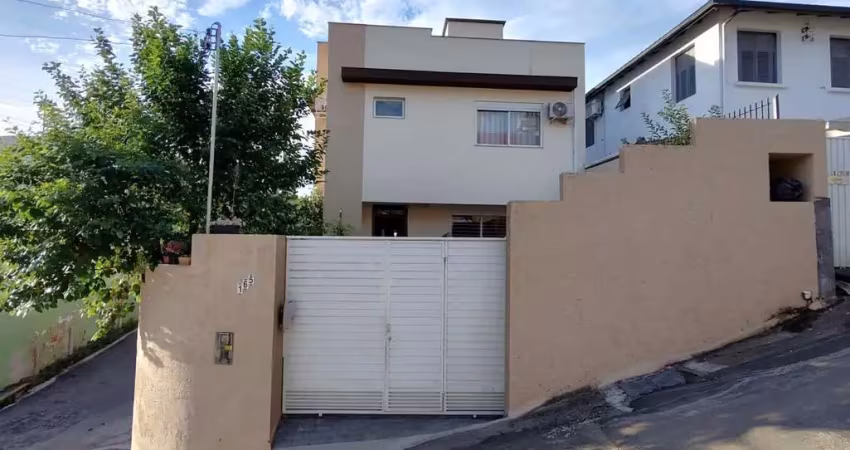 2 pavimentos, terraço privativo, 3 quartos e localização privilegiada no centro de florianópolis.