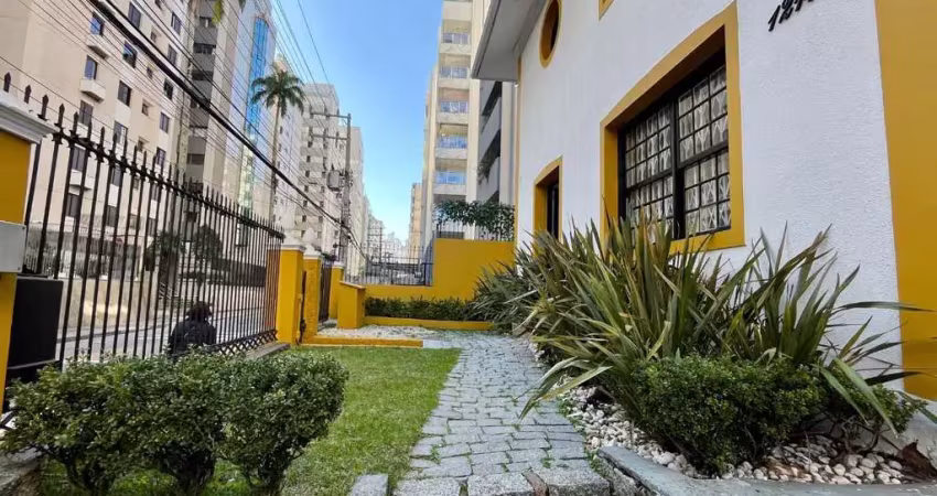 À venda | 231m², 14 salas, 5 banheiros e 4 vagas de garagem – ao lado do colégio catarinense, no centro de florianópolis.