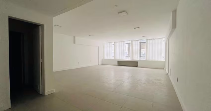 Sala comercial com 60m² à venda no Centro de Florianópolis.