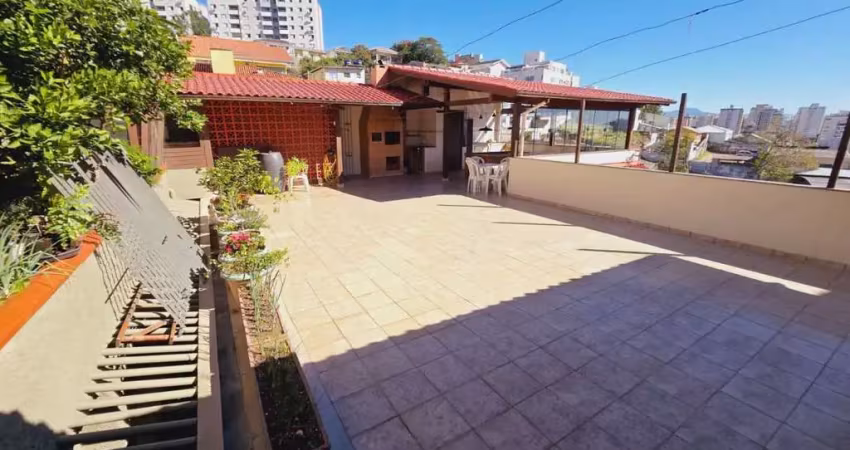 Espaço gourmet com churrasqueira, 4 quartos e 2 vagas á venda no estreito.