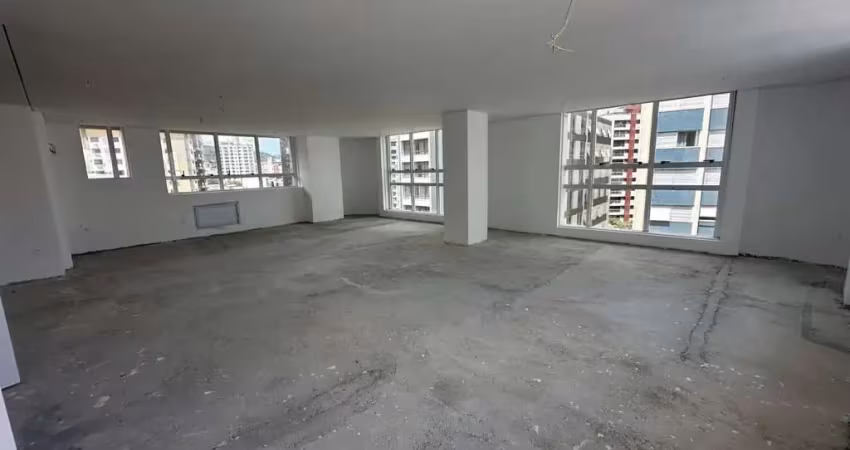 Locação no centro de florianópolis! sala comercial com vista mar e 3 vagas de garagem.