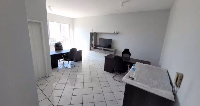 Locação no bairro Estreito! Sala comercial mobiliada e com Vista Mar.