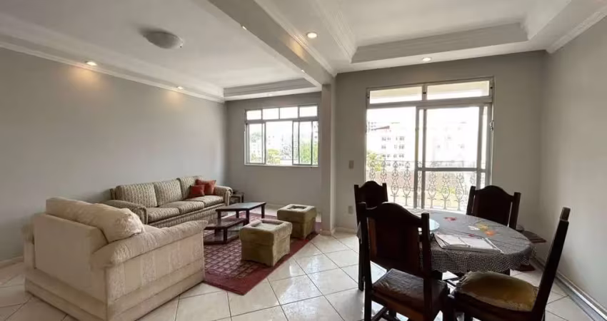 À venda no bairro estreito! 3 quartos, semi mobiliado e 2 vagas de garagem cobertas.