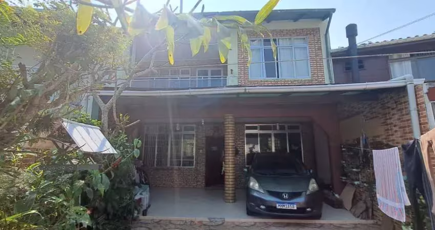 À venda na praia da armação! 3 quartos, 200m² de área construída e 2 vagas de garagem.