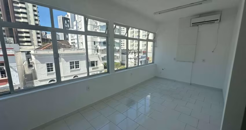 Sala comercial para locação no Centro de Florianópolis.