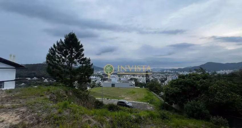 À venda com 689m² em condomínio fechado no córrego grande!