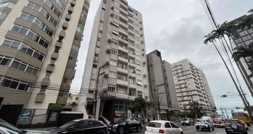 À venda | 3 quartos, semi mobiliado e 1 vaga de garagem - centro, em florianópolis.