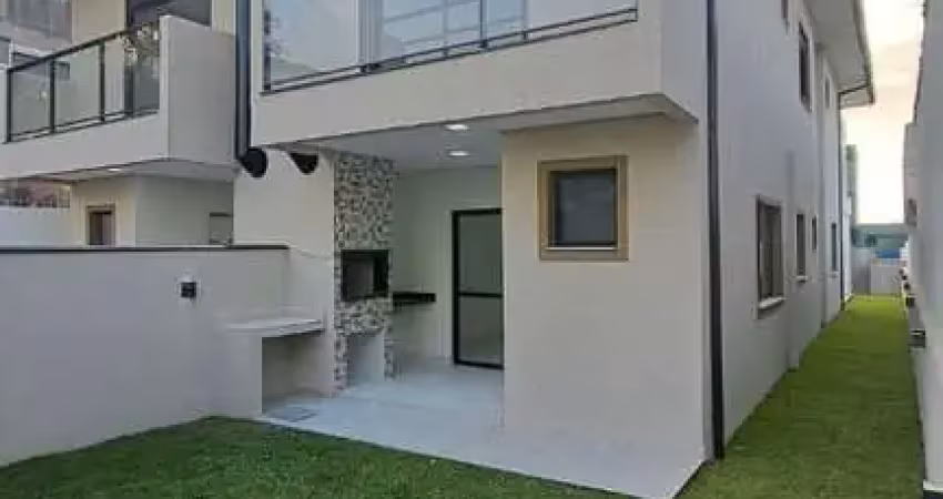 Sobrado à venda em canasvieiras! 3 quartos, varanda com churrasqueira, sacada e 2 vagas de garagem.