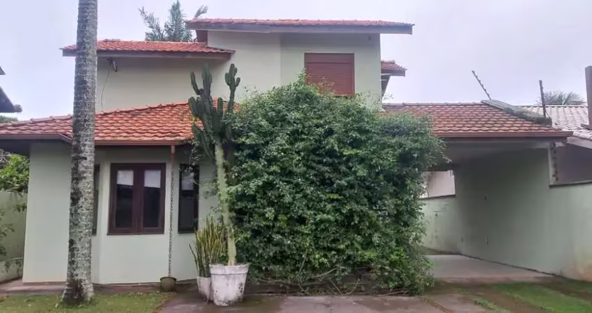 3 quartos, churrasqueira e 2 vagas de garagem - à venda na praia do campeche.