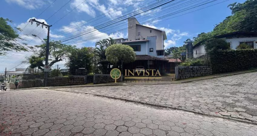 À venda no bairro saco grande! 720m² de terreno, 3 quartos, churrasqueira e 2 vagas de garagem.