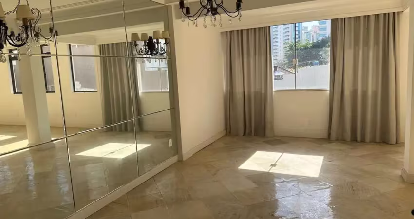 Conjunto de sala comercial com elevador, 225m² e 2 vagas de garagem.