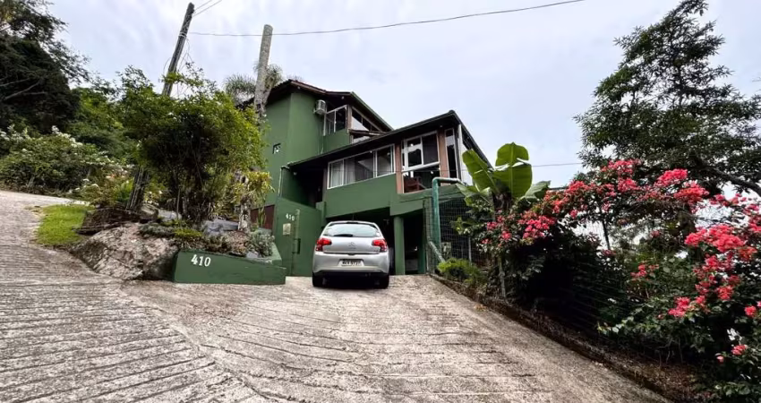 Vista mar, 699m² de terreno, 2 quartos e ótima localização - à venda na armação do pântano do sul.