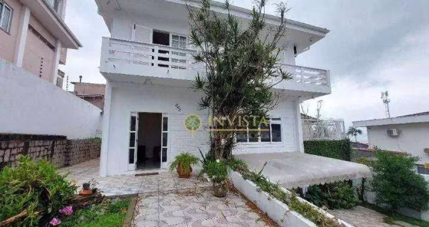Locação em coqueiros! casa com 4 suítes, churrasqueira e 5 vagas de garagem.