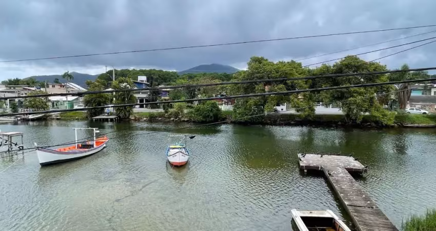 À venda | 670 m², 8 quartos e 4 vagas de garagem - canal da barra da lagoa, florianópolis.