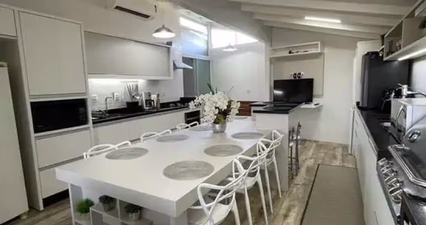 À venda em condomínio fechado na praia de ponta das canas! 2 quartos, semi mobiliado e varanda com hidromassagem.