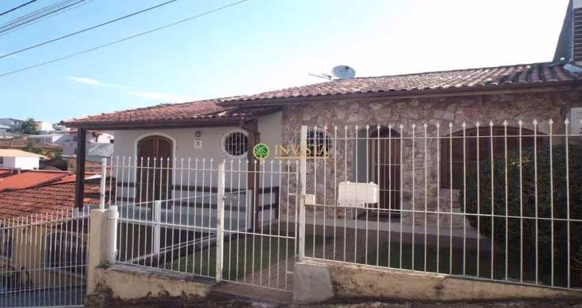 À venda em Coqueiros, Florianópolis! Casa com 4 quartos, espaço gourmet e 2 vagas de garagem.
