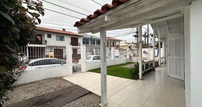 À venda na Praia dos Ingleses! Casa com 3 quartos, varanda gourmet com churrasqueira e 2 vagas de garagem.
