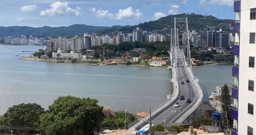 Frente mar no bairro estreito! apartamento com 4 quartos, sacada com churrasqueira e 1 vaga de garagem.