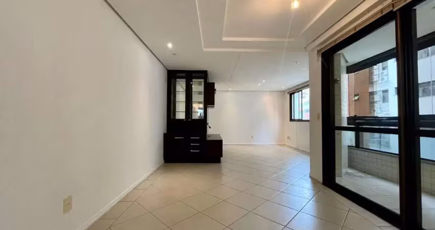 À venda | próximo ao beiramar shopping, 110 m², mobiliado, 3 quartos, sacada com churrasqueira e 2 vagas de garagem - centro, em florianópolis.