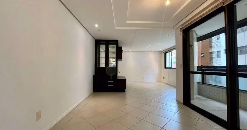 À venda | próximo ao beiramar shopping, 110 m², mobiliado, 3 quartos, sacada com churrasqueira e 2 vagas de garagem - centro, em florianópolis.