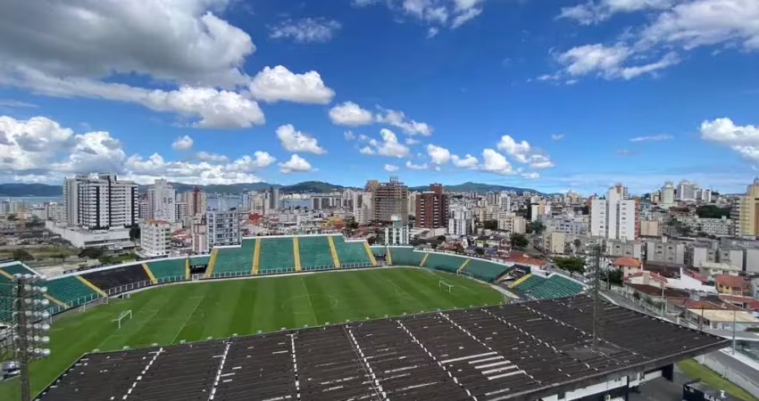 À venda | 111 m², mobiliado, sacada com churrasqueira, 3 quartos e 2 vagas - estreito, em florianópolis.
