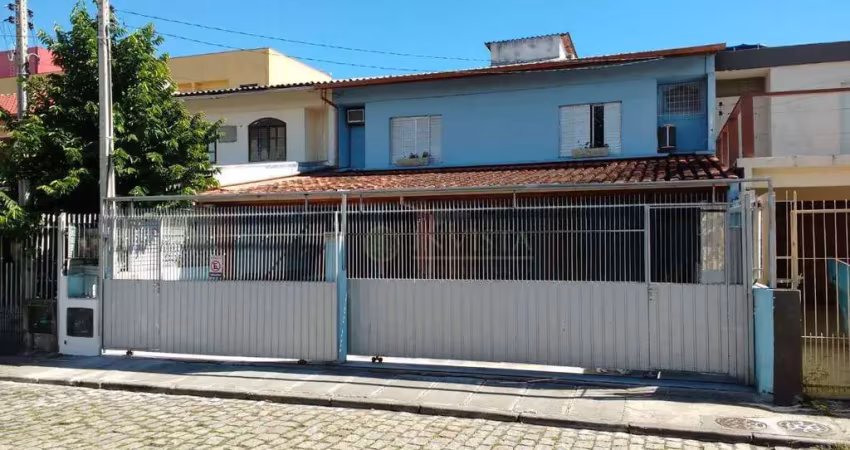 Locação | casa com 103 m², 3 quartos e 3 vagas - trindade, em florianópolis.