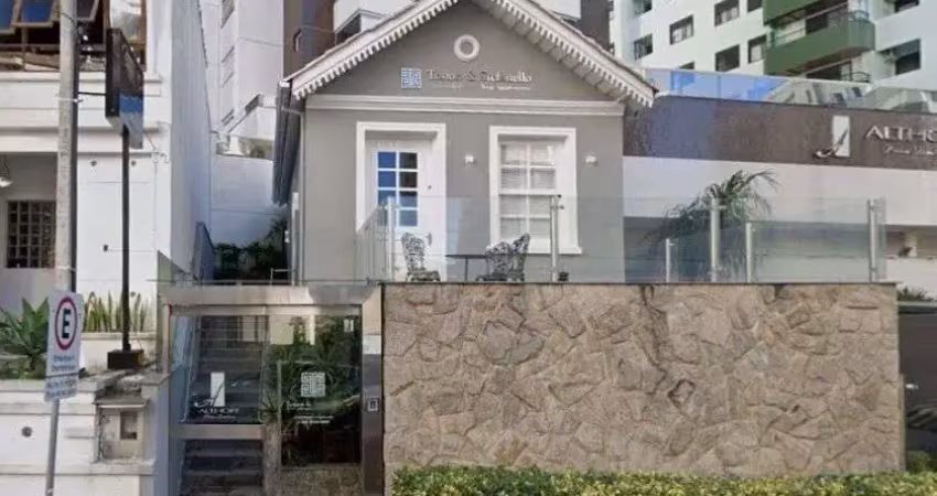 À venda | casa com 47 m², 2 quartos, varanda e 2 vagas - centro, em florianópolis.