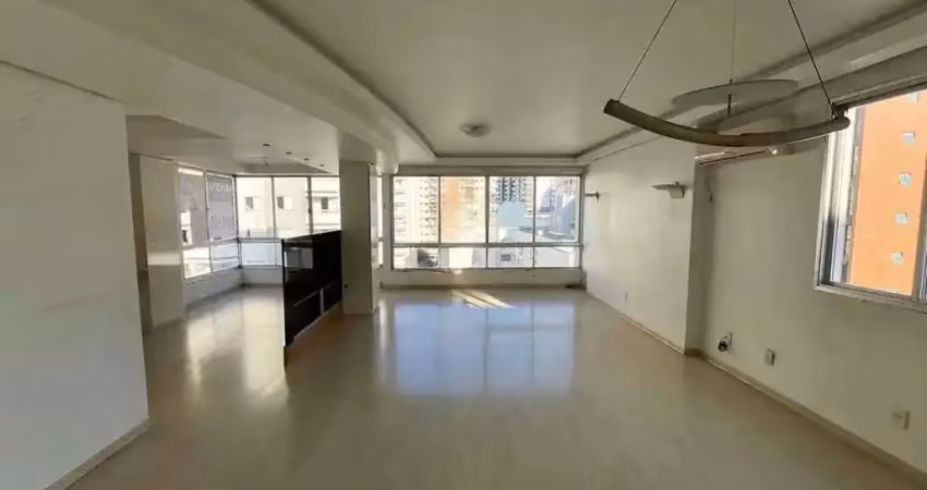 À venda | 140 m², andar alto, semi mobiliado, 3 quartos e 1 vaga - centro, em florianópolis.