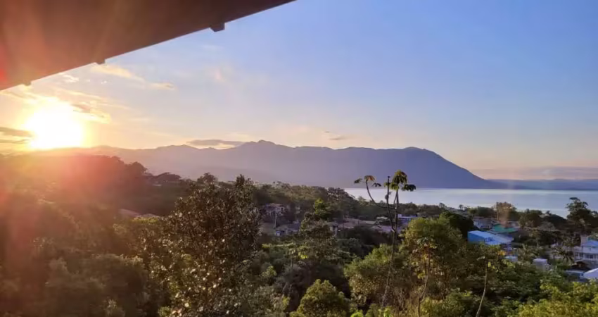 À venda | casa de 210 m², vista mar, 3 quartos, varanda gourmet e 2 vagas - ribeirão da ilha, em florianópolis.