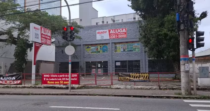 Galpão para alugar em florianópolis, 677 m² e 11 vagas - bairro estreito, próximo à av. beira mar continental.