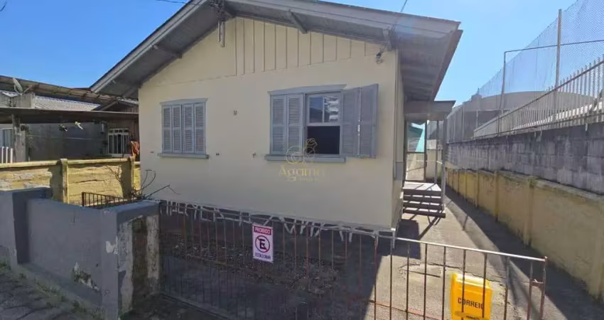 Casa aconchegante com 2 quartos, ótima localização e comércios próximos. ideal para quem busca praticidade.
