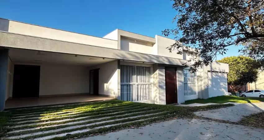 Casa nova de esquina no condomínio belvedere i – sofisticação e conforto em meio à natureza