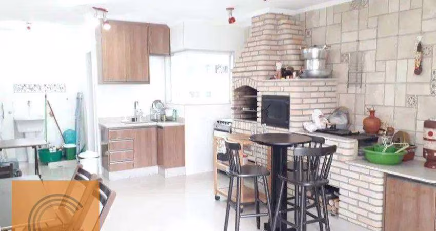 lindo, todo reformado.3 dormitórios ,1 suíte , garagem 4 carros ,área gourmet com churrasqueira , casa nova ,ótima localização ,por estar em frente a