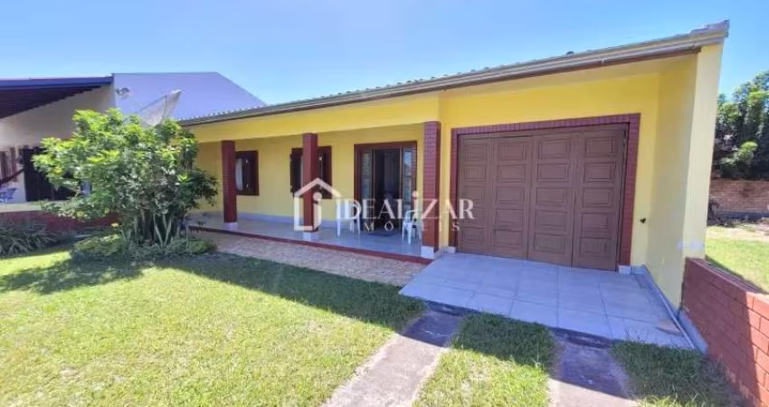 Casa com 3 dormitórios, 2 banheiros, cozinha, sala de estar e jantar, 2 vagas de garagem,  churrasqueira, mobiliado,  pátio fechado.